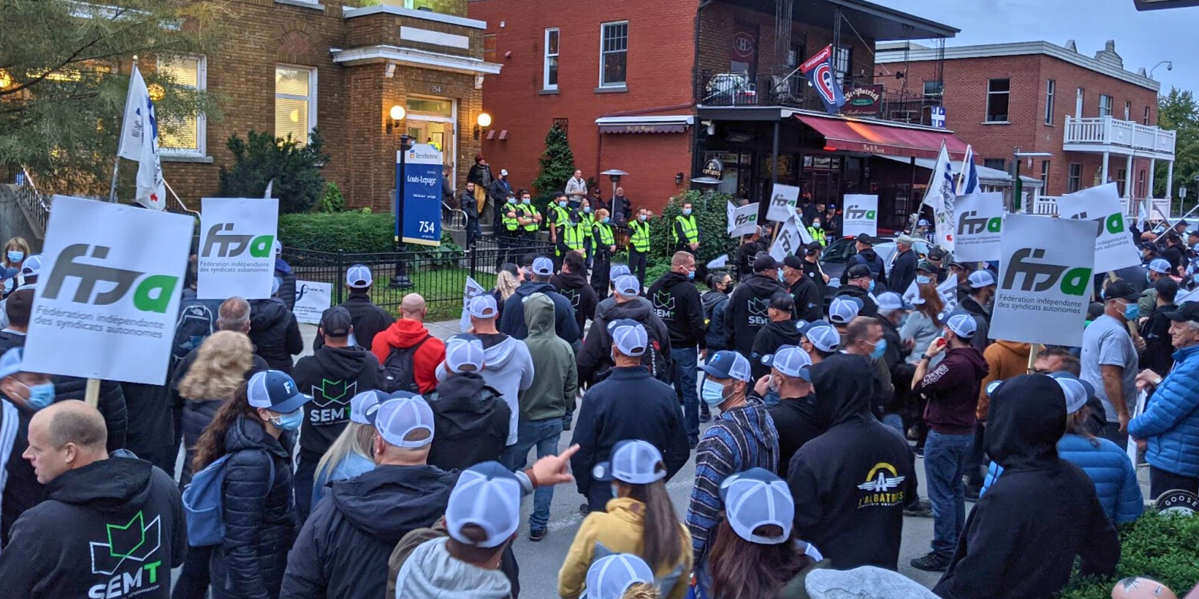 Demonstration by Terrebonne's interunion alliance of blue-collar workers, white-collar workers, police officers, firefighters and city professionals, October 2021.